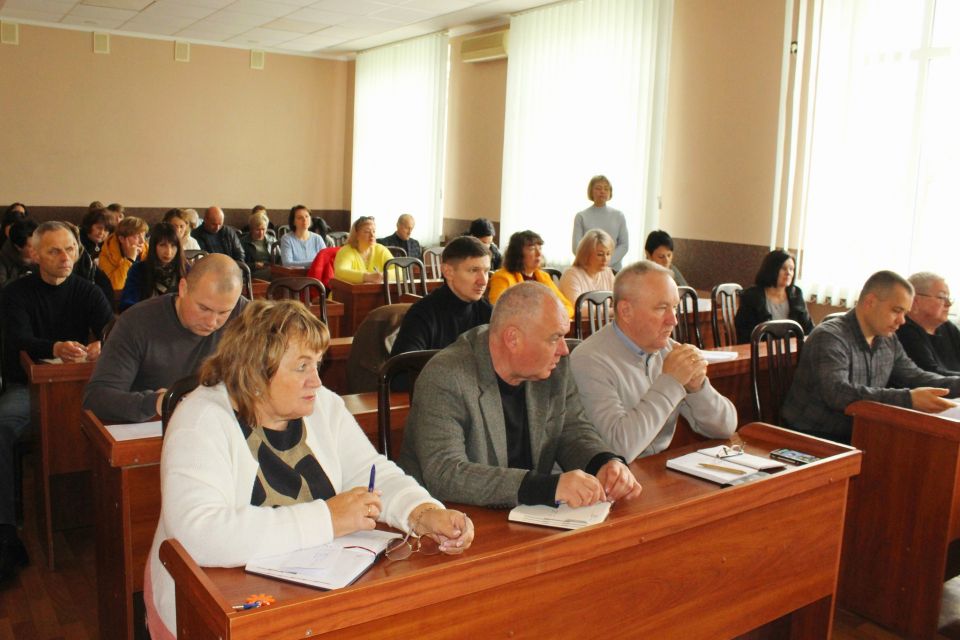 Призначили керівника служби у справах дітей, відремонтували гойдалку. Головне з наради у Козятині