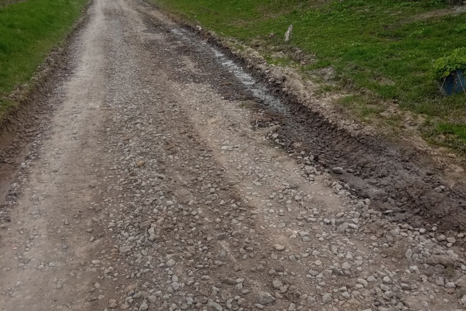 «Бабусю нам дорогу будуть робити!» — тішилися діти, але за півгодини повернулися засмученими: «То не дорога, там одне каміння»