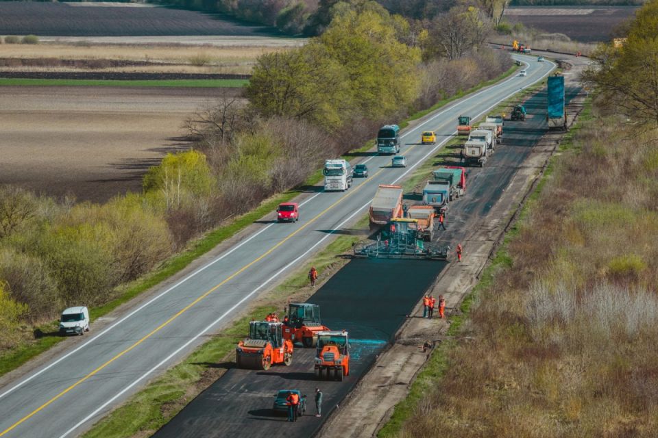 Відновлення трас: де і як ремонтують дороги області