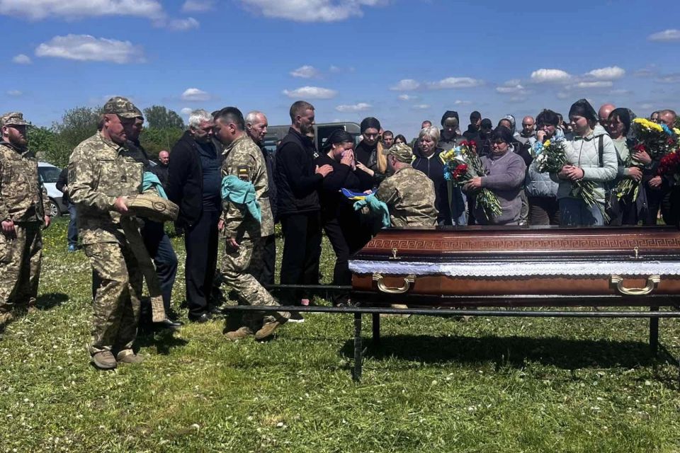 «Герой ніколи уже не дізнається, що любима донечка подарувала йому онучку Даніеллу»