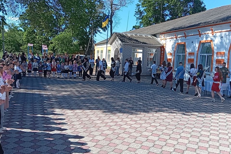 Обсипані цукерками, випускники гімназії № 9 приймали вітання