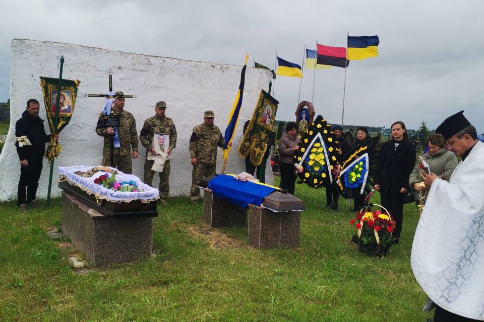 Не дожив до свого 49-річчя 12 днів. Пиківчани прощалися з Воїном Віталієм Залевським
