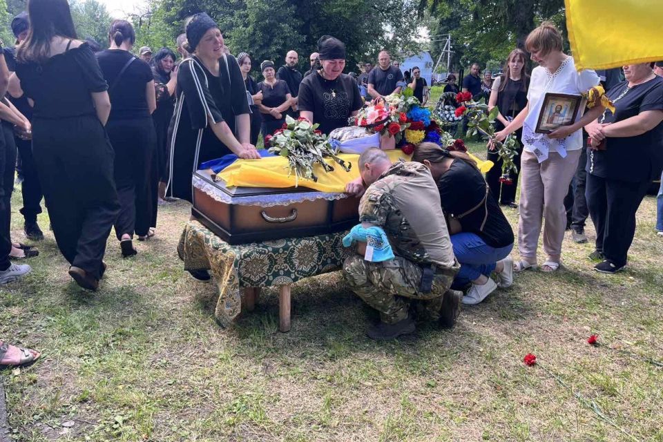«В ту мить, коли труну вкрила земля — здригнулася душа».  Прощалися з Героєм Юрієм Лисенком