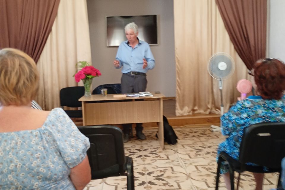Поет та журналіст Петро Зарицький провів зустріч та презентував ще одну книгу