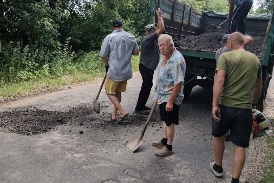 У Журбинцях мешканці самі відремонтували дорогу та розчистили хащі