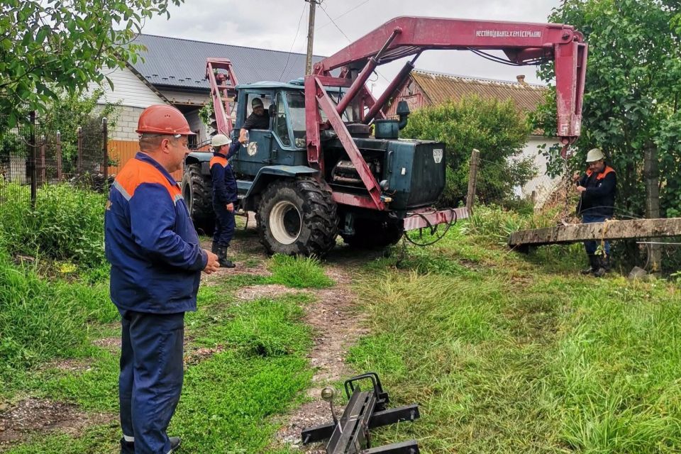 У селах Пиковець та Пустоха оновили опори електропередач