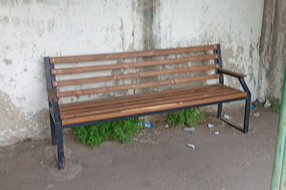 «На обшарпану зупинку поставили доброну лавку і ми боїмося, що її в крадуть»