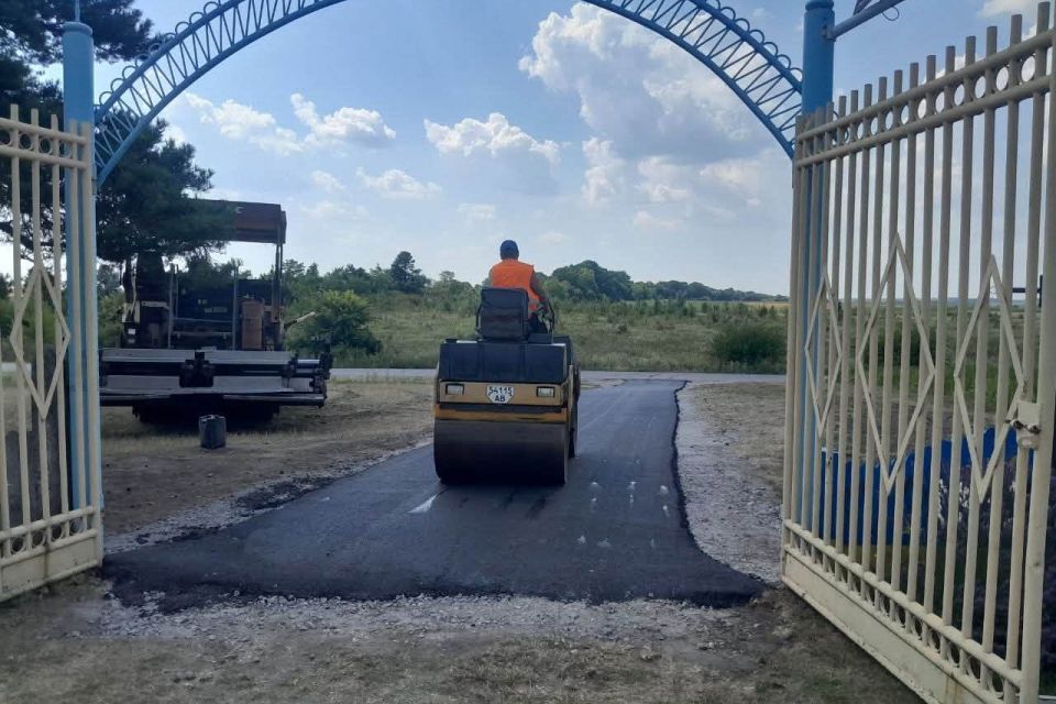 Благодійники у Бродецькому зробили до кладовища дорогу