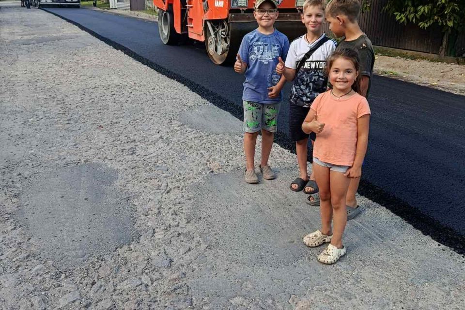Майже 400 метрів суцільного асфальту.  У Широкій  Греблі ремонтують дорогу