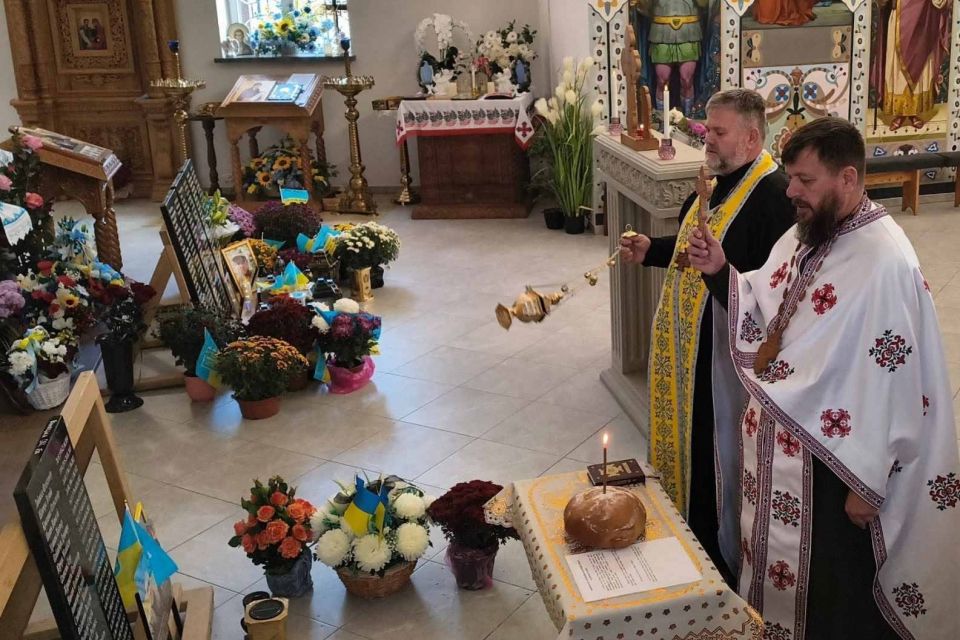 Родини загиблих Героїв Махнівської громади відвідали Храм-Пантеон. Освячували пам'ятні плити