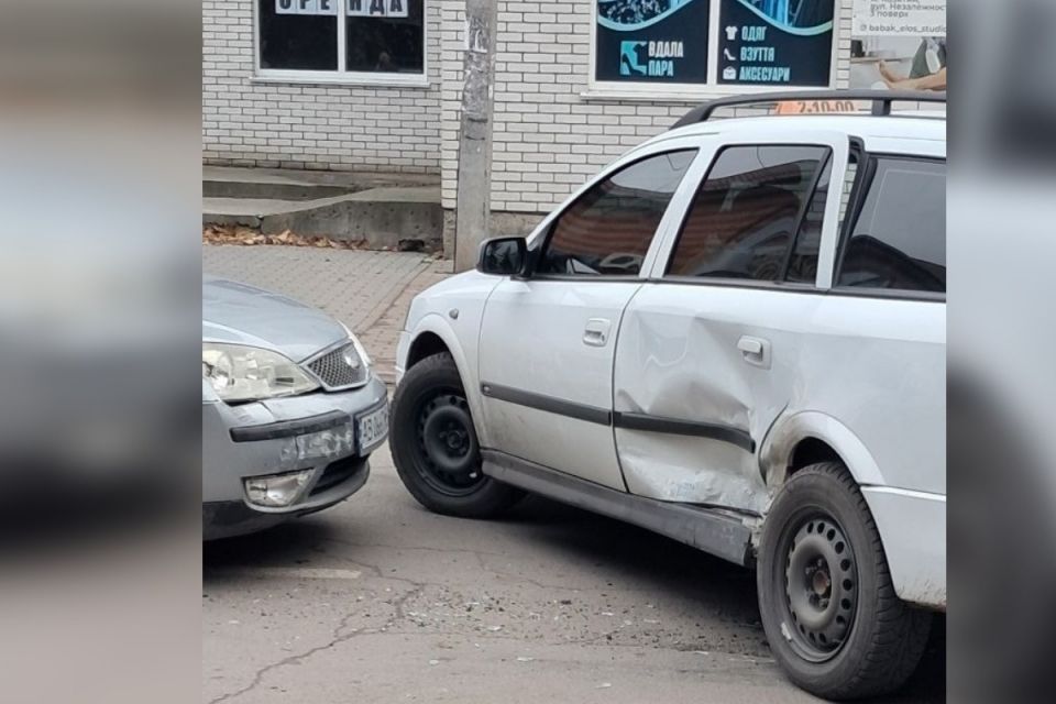 У центрі Козятина сталася ДТП. Не розминулися «Opel» та «Ford»