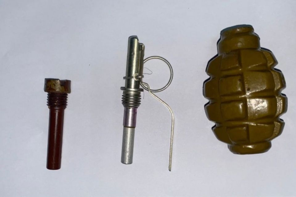 Дві гранати і шість предметів, схожих на тротилові шашки знайшли у чоловіка в Козятині