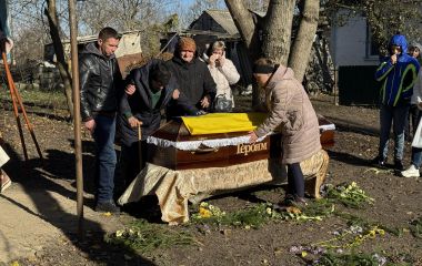 Встеливши дорогу квітами та гілочками ялинки у Самгородку провели в останню дорогу Героя