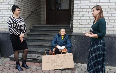 Жінка вийшла до міськради, бо її землю забрали під  цвинтар. Як вирішився конфлікт?