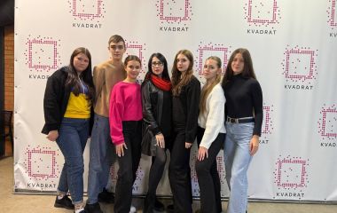 Пише музику, грає в шахи та перемагає в олімпіадах