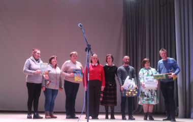 Квіти, подарунки, обійми, поцілунки і відеострічка вітань з передової