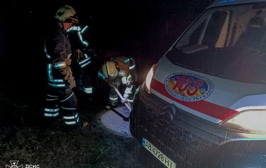 У Іванківцях «швидка» загрузла в ґрунтовій дорозі.  Авто вручну «витягли» рятувальники