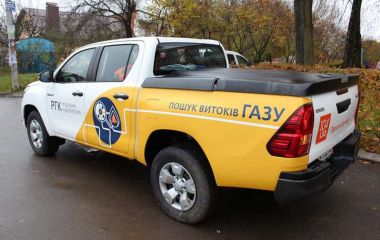 З ножем і запальничкою вже сиділа біля газової плити