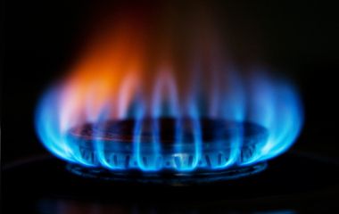 Жовте полум’я на плиті: чому це небезпечно і що робити