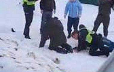 Один патрульний стріляв чітко в гору інший провів хаотичну пальбу