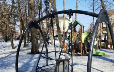 На дитячому майданчику з елементами інклюзії знову поламали гойдалку
