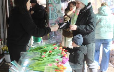 До квіткових магазинів не можна було доступитися. Помірні черги стали після 14-ї