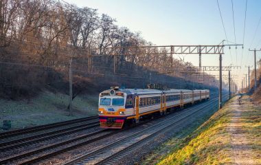 Деякі електрички на Київ, Бердичів і Погребище курсуватимуть по новому графіку, бо ремонтуватимуть колії