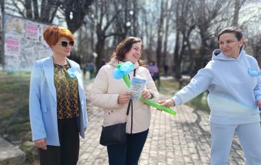 Дарували маленьким та дорослим козятинцям блакитні кульки та посмішки