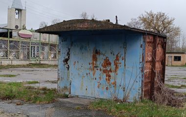 М’ясний павільйон забили дошками, біля вбиральні гора сміття: Великий базар у «базарний день»