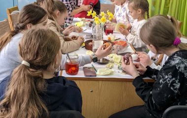 Кожна лінія на яйці — це побажання добра, яке діти створюють власноруч