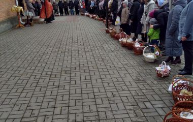 Христос Воскрес Воскресне й Україна. Освячення пасхальних кошиків у Козятині