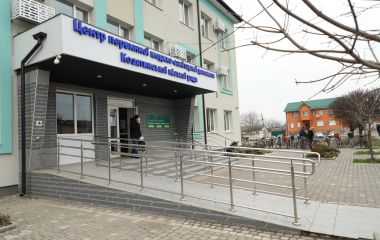 На даху 29 панелей, а всередині — інвертори. Як працює сонячна електростанція  у нашій «первинці»