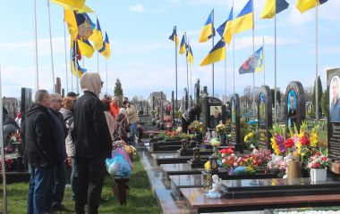 Проводи в Козятині пройшли без пишних застіль, а на могили несли живі квіти