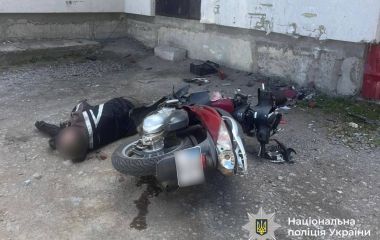 У Козятині скутерист в’їхав у стіну магазину. Його госпіталізували