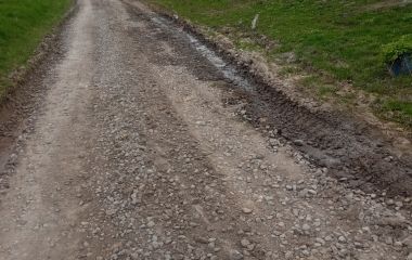 «Бабусю нам дорогу будуть робити!» — тішилися діти, але за півгодини повернулися засмученими: «То не дорога, там одне каміння»