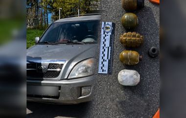 На трасі М-21 зупинили «Chery Tiggo». В авто було шість предметів, схожих на гранати