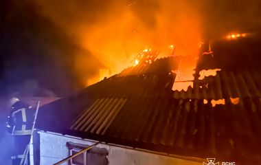 Горів мікроавтобус, магазин, а у Козятині пожежа здійнялася в житловому секторі