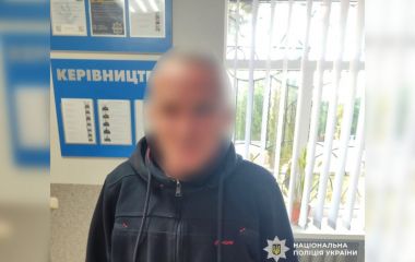 Облив все паливно-мастильними матеріалами та підпалив вхідні двері і фасад магазину