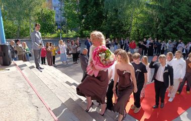 Червона доріжка, Магістерка Успіху та весела руханка: Останній дзвінок в опорному ліцеї