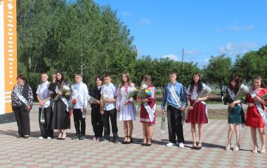Обсипані цукерками, випускники гімназії № 9 приймали вітання