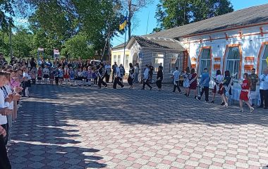 Обсипані цукерками, випускники гімназії № 9 приймали вітання
