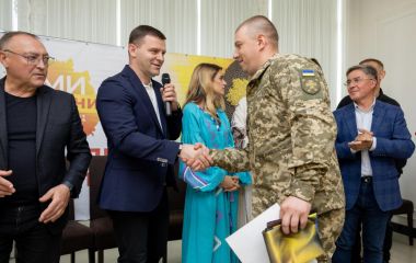 Микола Філонов разом із партнерами передали військовим 12 автомобілів та обладнання на майже 5 мільйонів гривень (БФ «Український Альянс»)