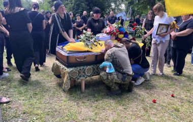 «В ту мить, коли труну вкрила земля — здригнулася душа».  Прощалися з Героєм Юрієм Лисенком