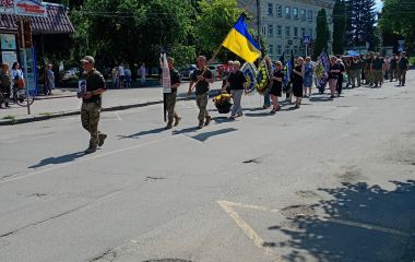 Останню нагороду Дениса побратим вручив дружині воїна на його похороні