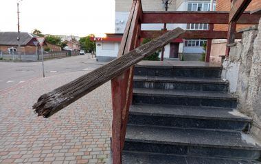 Пошкодили перило на сходах ЦДЮТ