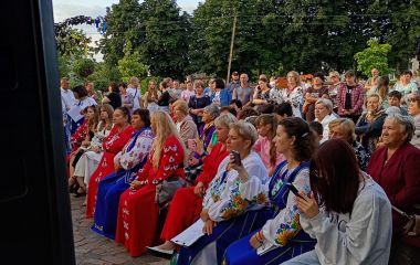 Для таких донатів у скриньці проріз був замалий. Непедівка відзначила 386 іменини