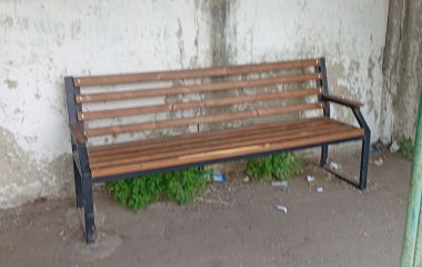 «На обшарпану зупинку поставили доброну лавку і ми боїмося, що її в крадуть»