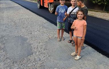 Майже 400 метрів суцільного асфальту.  У Широкій  Греблі ремонтують дорогу