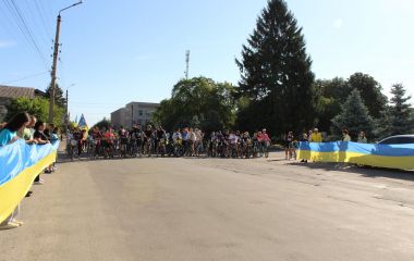 Не обійшлося без поломок на трасі, велогонщики, крутили педалі за тих, кого чекаємо