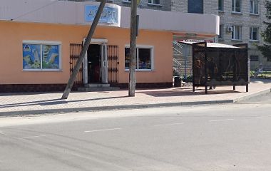 Новий зупиночний павільйон поставили там, де ще могли користуватися попереднім